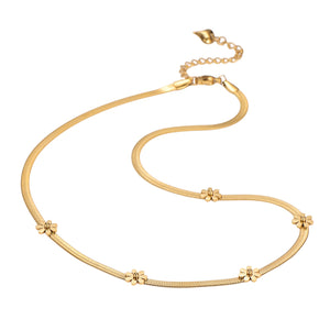 Collar planchado flores