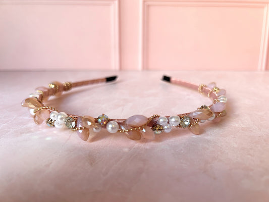 Diadema rosa con perlas