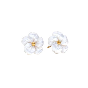 Arete flor blanca